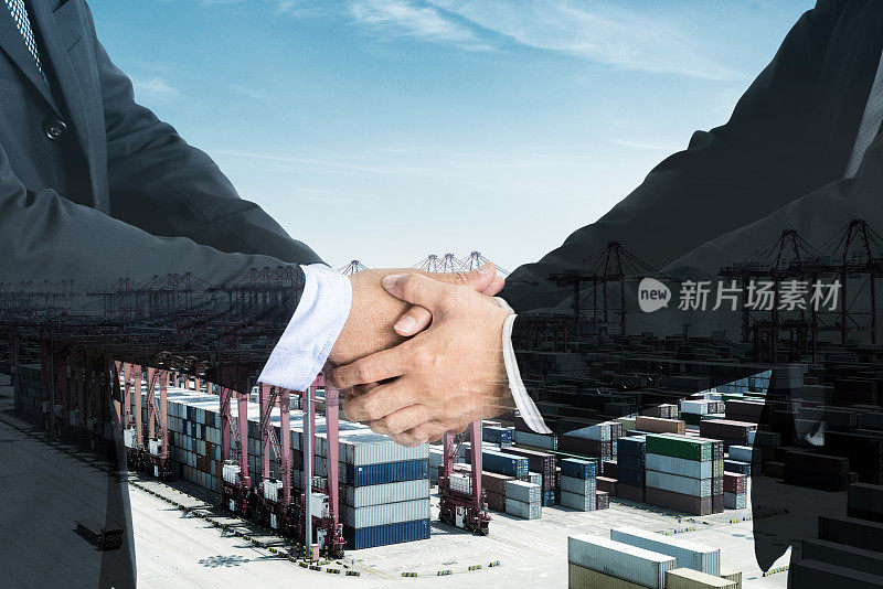 一个商人在港口和集装箱握手的双重曝光。工业港口、海运、运输、物流进出口业务协议概念。