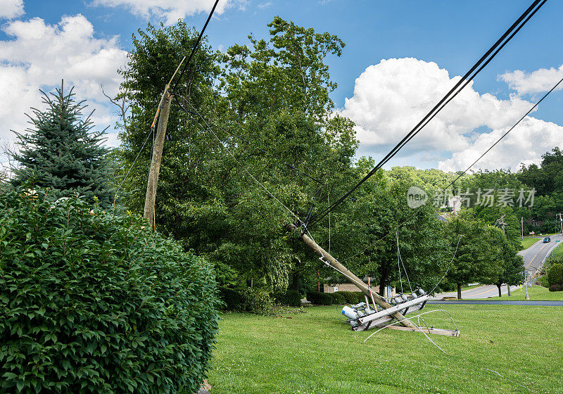 风暴过后，电线杆和电线折断倒塌