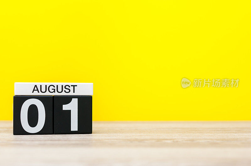 8月1日。8月1日的图片，日历上的黄色背景与空白文字。夏天的时间