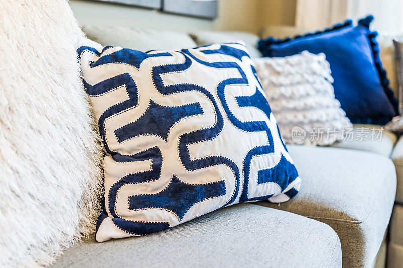 特写的新现代蓝色沙发沙发与窗户与自然光线和枕头