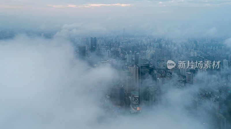 清晨雾中的上海鸟瞰图