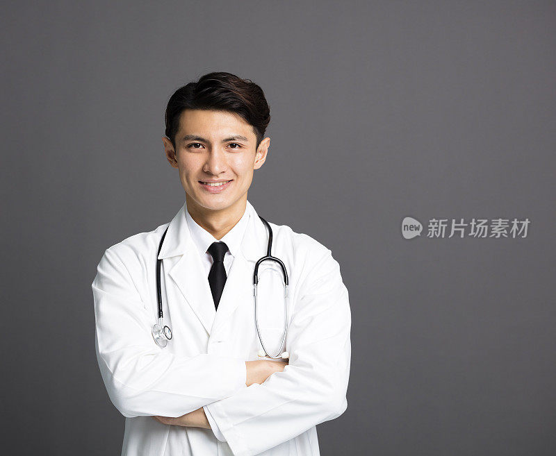 年轻微笑的亚洲医生与听诊器