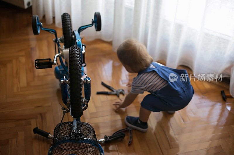 小男孩在玩自行车