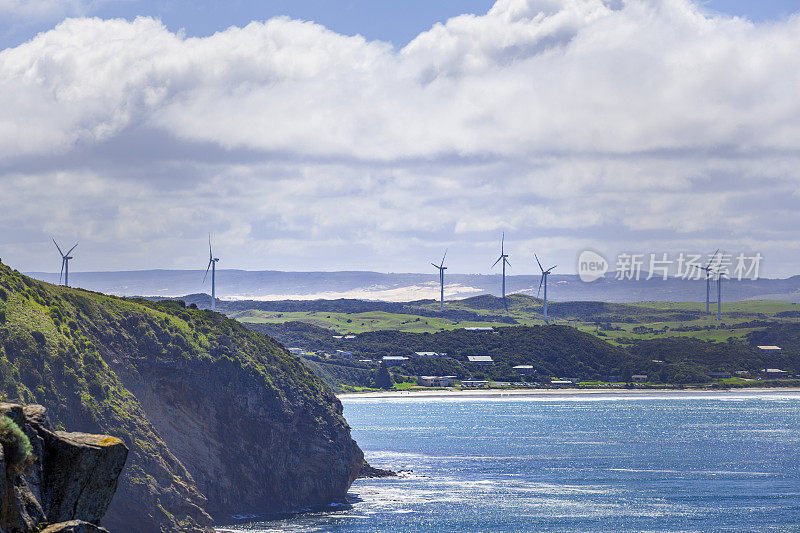风力发电场建立在崎岖的海岸线在澳大利亚