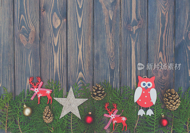 木质背景和古董圣诞树玩具。新年卡