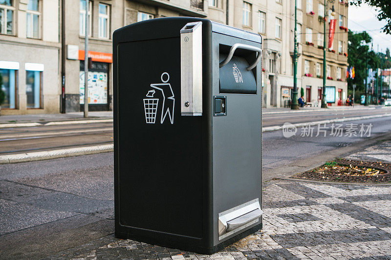 捷克共和国布拉格街头的一个现代智能垃圾桶。在欧洲收集废物，以便日后处理。环保的垃圾收集。