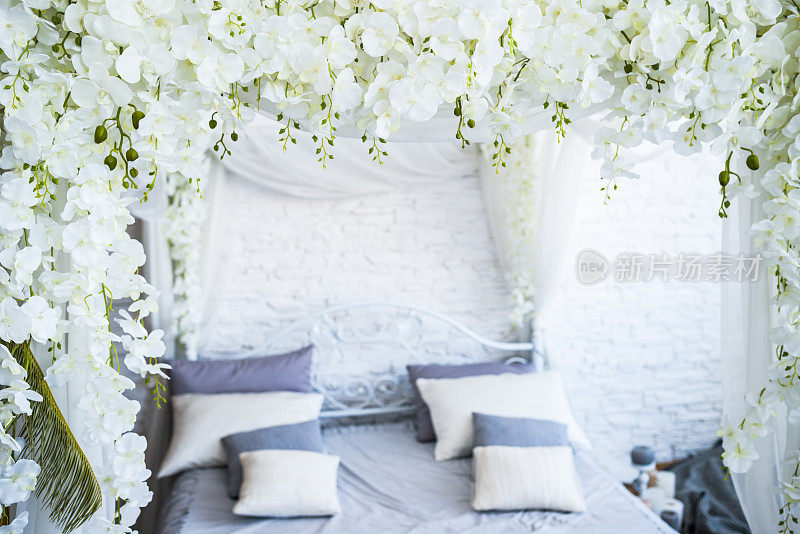 床上有白色和蓝色的枕头