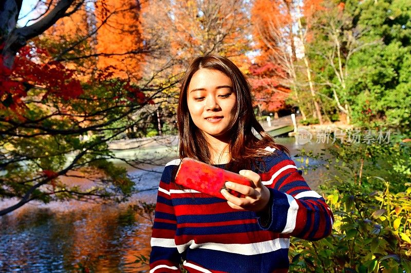日本一名年轻女子在猪岛秋色公园自拍