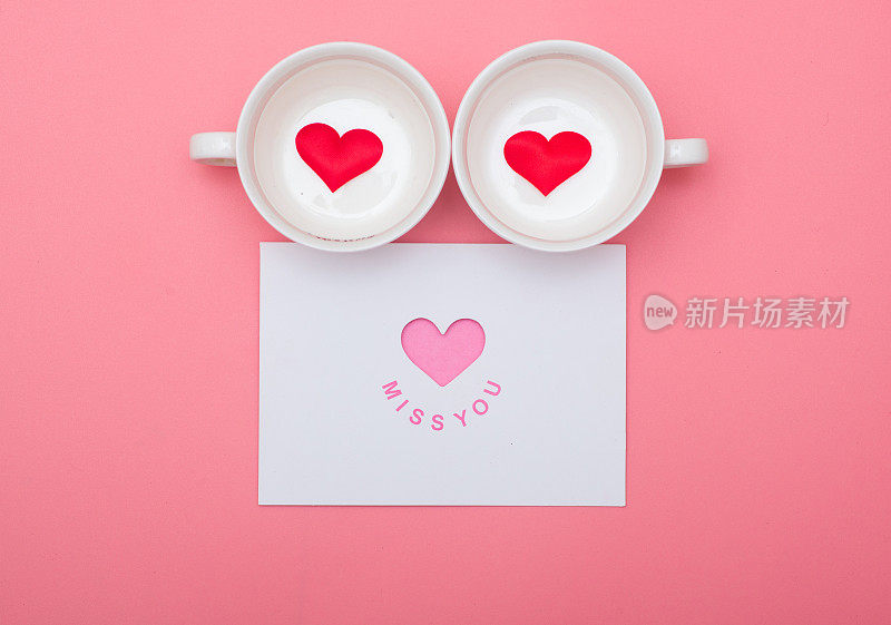 拟人化的脸，杯子和明信片在粉红色的背景，情人节的背景