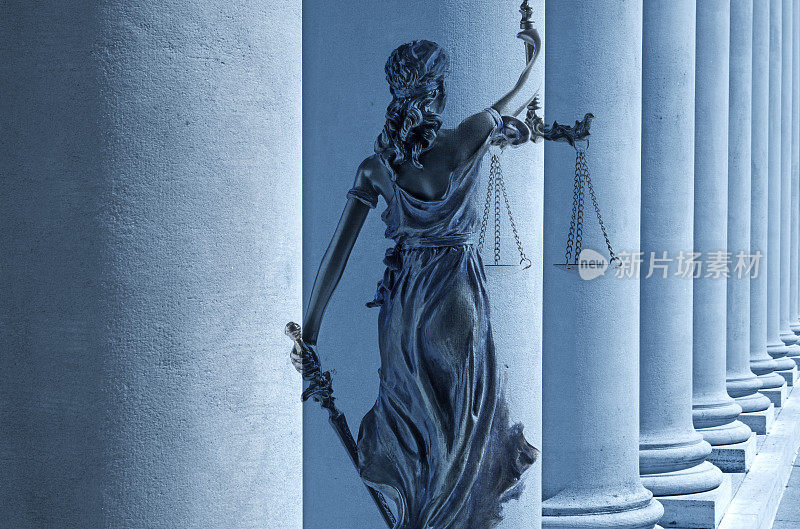 站在一排巨大的希腊圆柱前的正义女神雕像