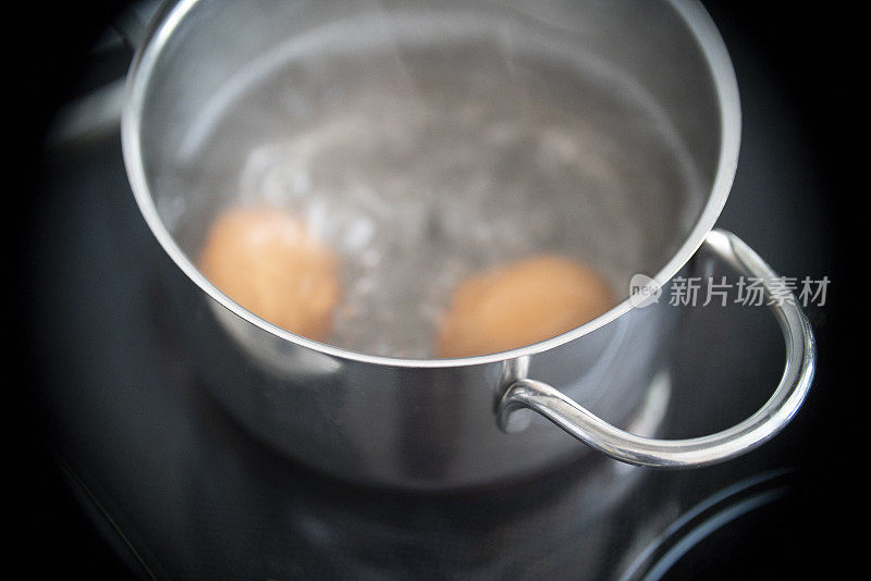 在小锅里煮鸡蛋