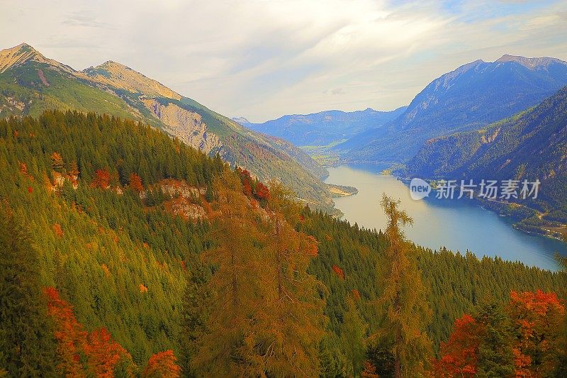 阿钦西绿松石湖和泰洛阿尔卑斯山在田园诗般的秋天黎明-奥地利