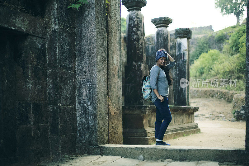 在堡垒地区摆姿势的女性