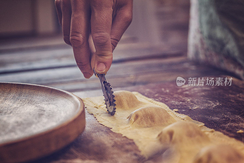 准备自制意大利馄饨面