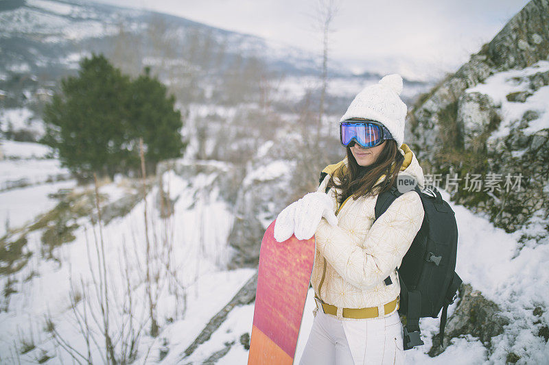 冬天穿着滑雪服的女人靠近滑雪板