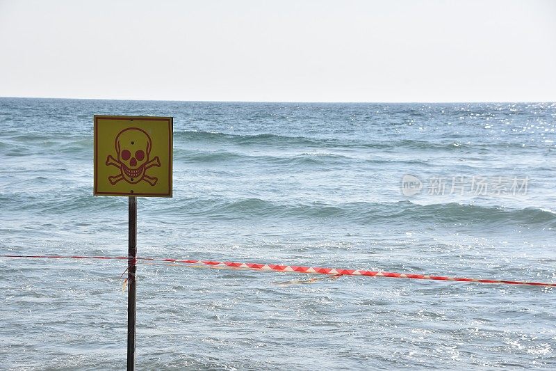 海滩上的警告标志