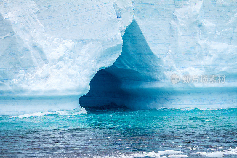 南极半岛-布兰斯菲尔德海峡的平顶冰山