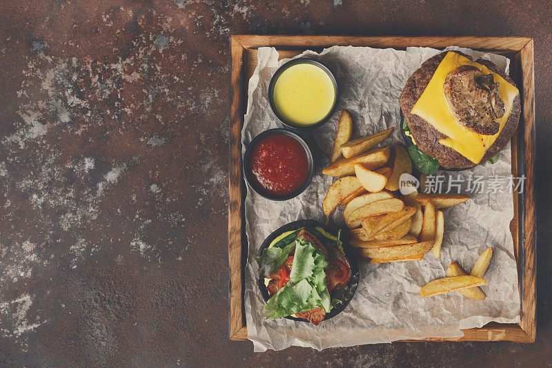 带走汉堡菜单上的木制托盘俯视图