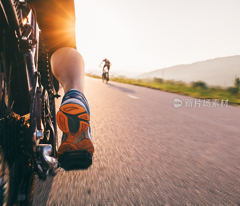 脚上的bycikle踏板在日落光-近距离图像