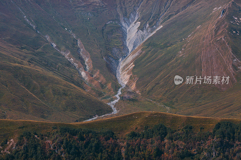 森林之上是一座座小山