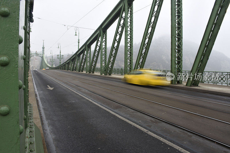 桥上黄色汽车