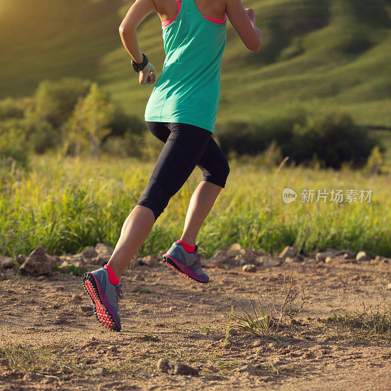 在土路上跑步的运动型女子越野跑者
