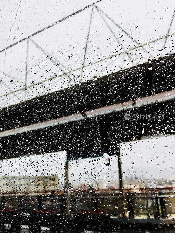 雨点落在电车窗户上