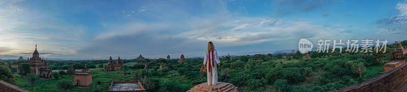 亚洲缅甸，白种人年轻女子凝视蒲甘考古区日出