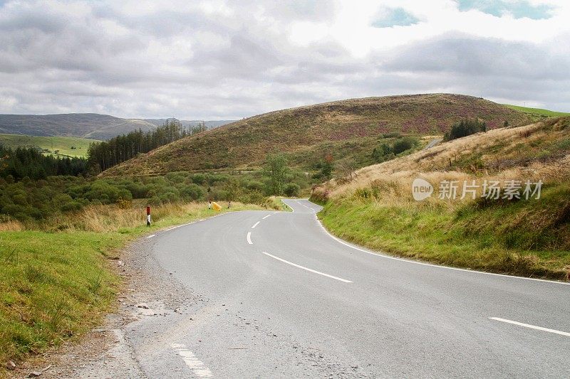威尔士中部安静的乡村公路