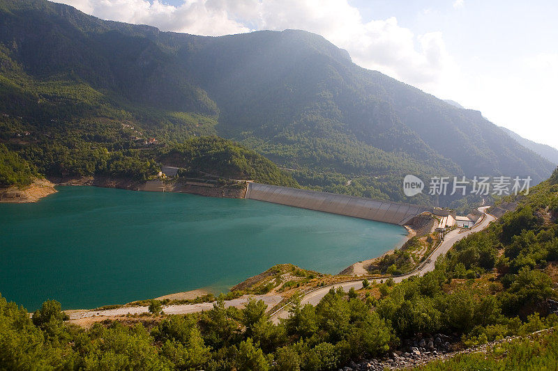 土耳其水库上的水坝。