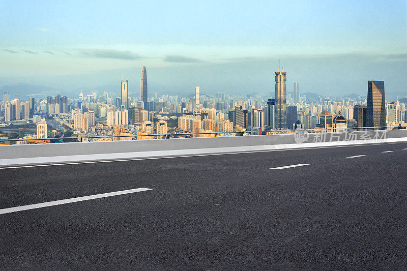 深圳城市天际线和机动车车道