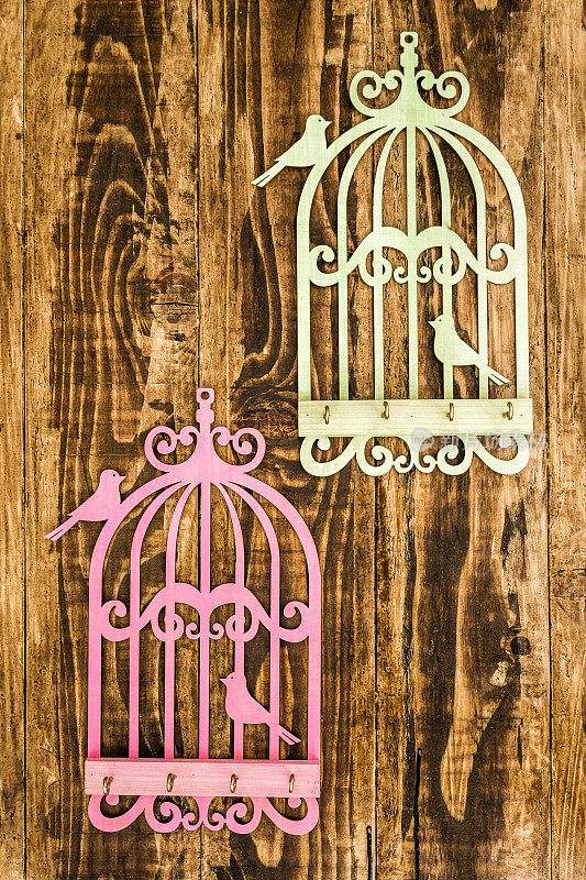 木制钥匙挂钩与鸟笼形状的木制背景
