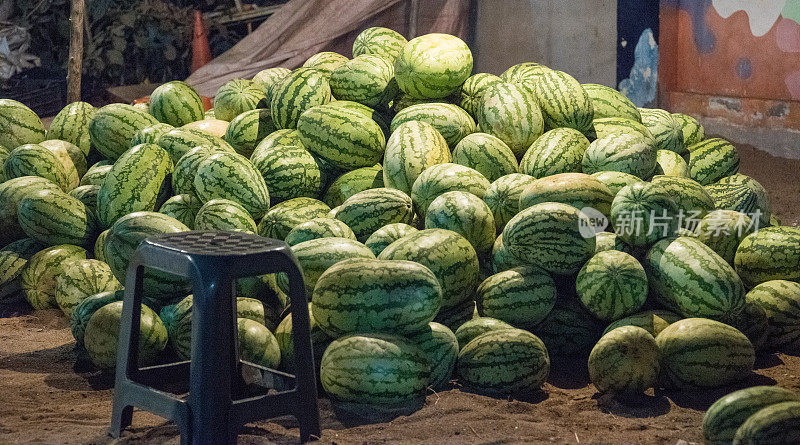 从街边市场买的大量西瓜