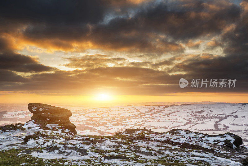令人惊叹的冬季日落在雪山地区覆盖冬季景观