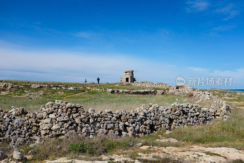 波利尼亚诺的海岸线上有二战时期的军事地堡遗迹。阿普利亚,意大利