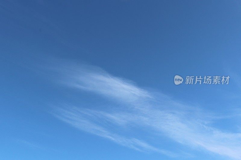 蓝天映衬下的缕缕白云特写(仅限天空)