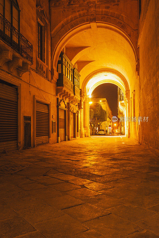 马耳他瓦莱塔市夜间通道街道