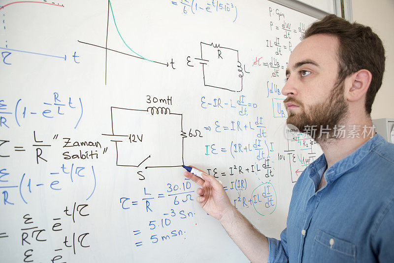 年轻的学生在白板前学习物理公式