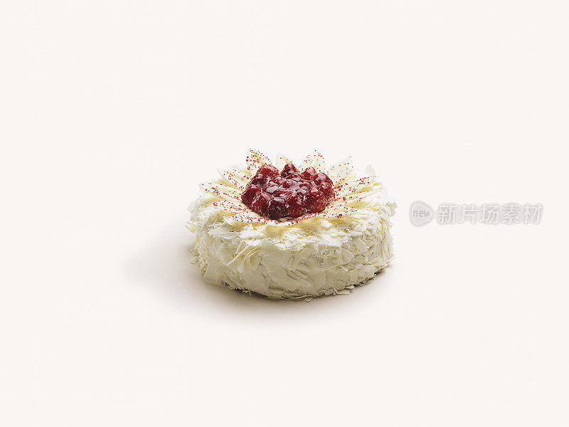 用新鲜水果装饰的白巧克力草莓蛋糕
