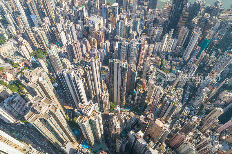 鸟瞰图的香港城市天际线和维多利亚港日落在中国