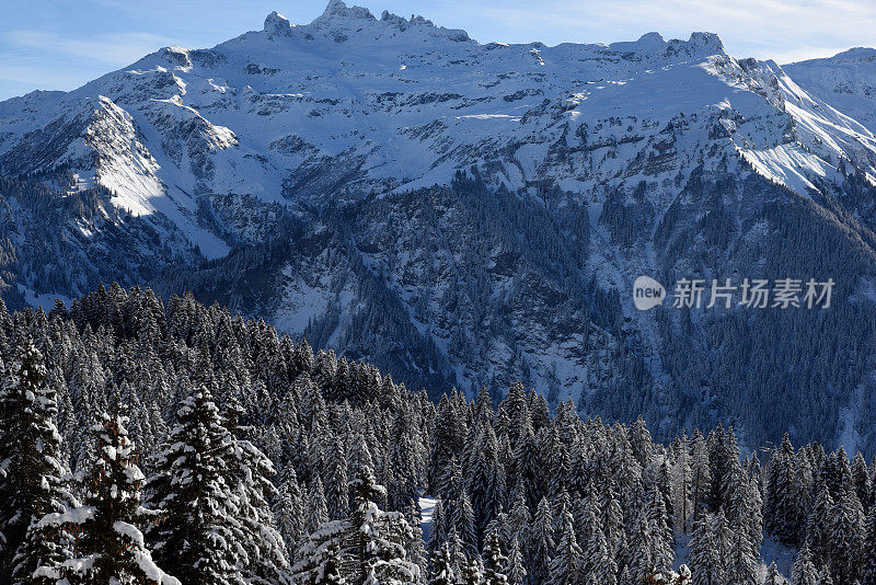 瑞士阿尔卑斯山的冬季景观