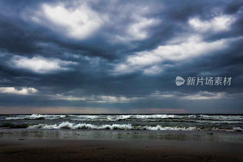 热带风暴帕布逼近时，天空和波浪变幻无常