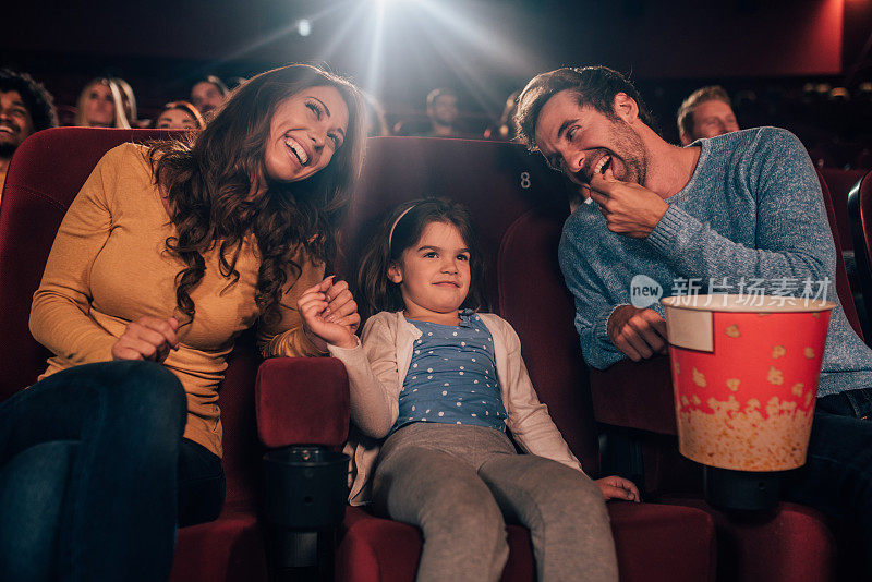 欢乐的一家人一起看电影