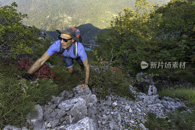 快乐的人在秋天的黎明远足在朱利安阿尔卑斯山，斯洛文尼亚，欧洲