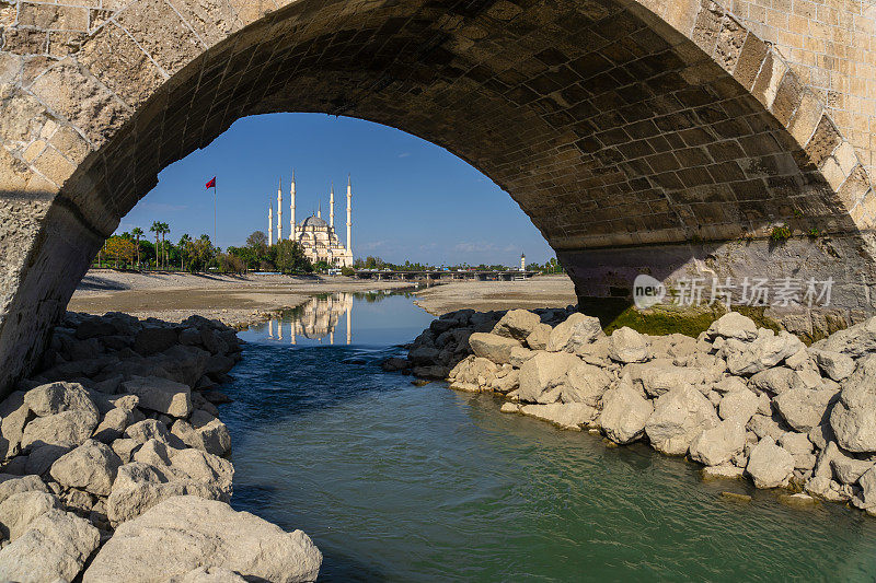 土耳其阿达纳的石桥和萨班奇清真寺