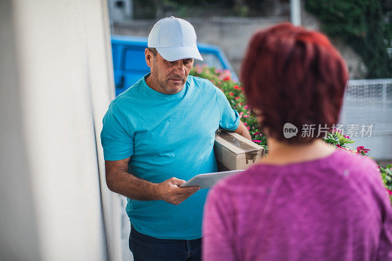 男人送来了一个包裹