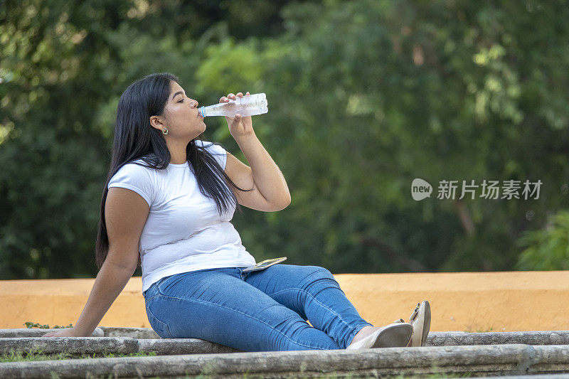 一个巴西女孩在外面喝水