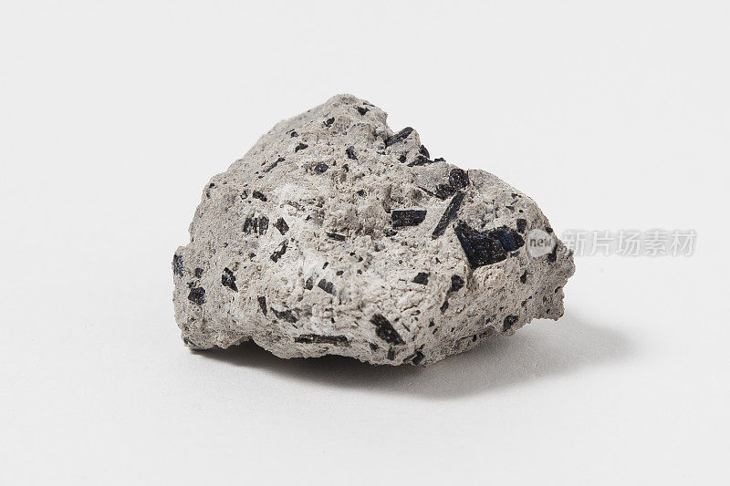 白色背景上的角闪石矿石。是一种复杂的肌硅酸盐系列矿物(铁角闪石-镁角闪石)，它是真正的黑色铁角闪石。