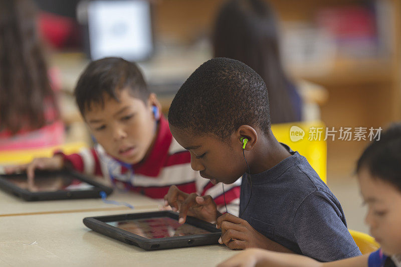 用科技学习的孩子