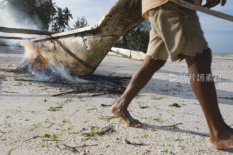 非洲渔民在渔船外燃烧以提高浮力